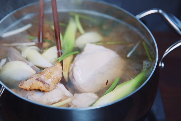 Nấu nước dùng là bước quyết định độ thơm ngon của món hủ tiếu gà
