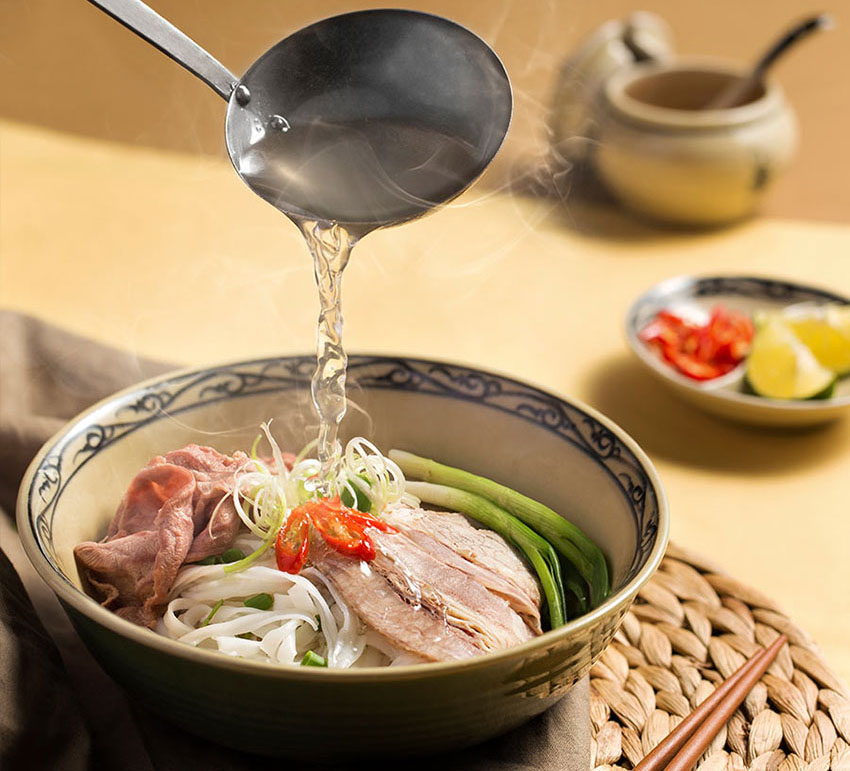 Hoàn thiện món phở bò thơm ngon nấu từ nồi điện Trang Đạt