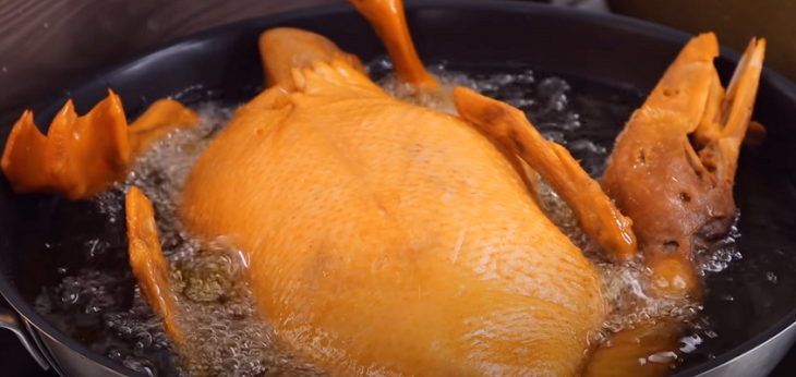 Áp chảo cho vịt vàng đều các mặt