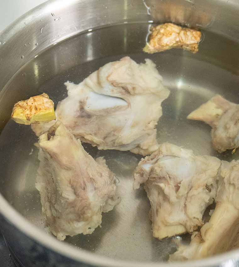 Ninh nguyên liệu làm nước lèo hủ tiếu