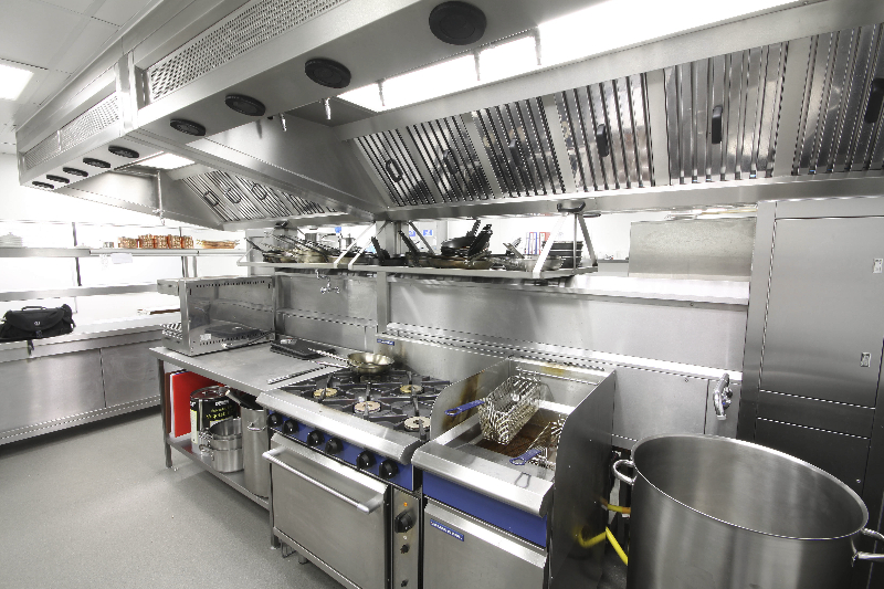 Các thiết bị inox cần có trong một bếp ăn công nghiệp
